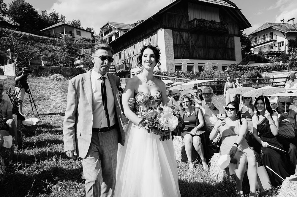 Matrimonio colorato al maso di montagna a  Renon