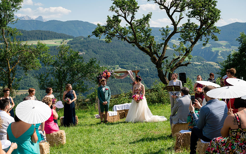 Matrimonio colorato al maso di montagna a Renon