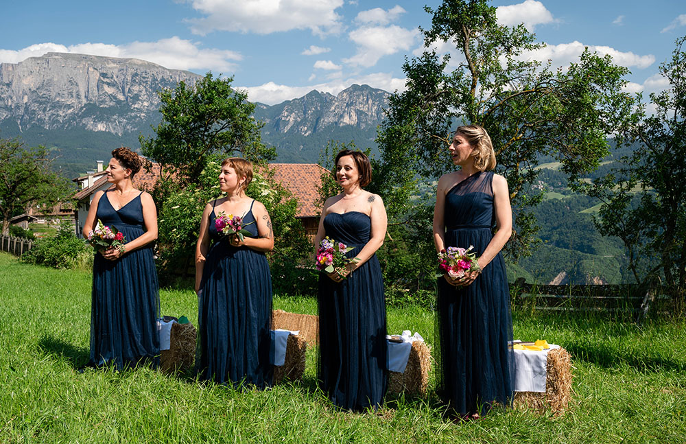 Matrimonio colorato al maso di montagna a Renon