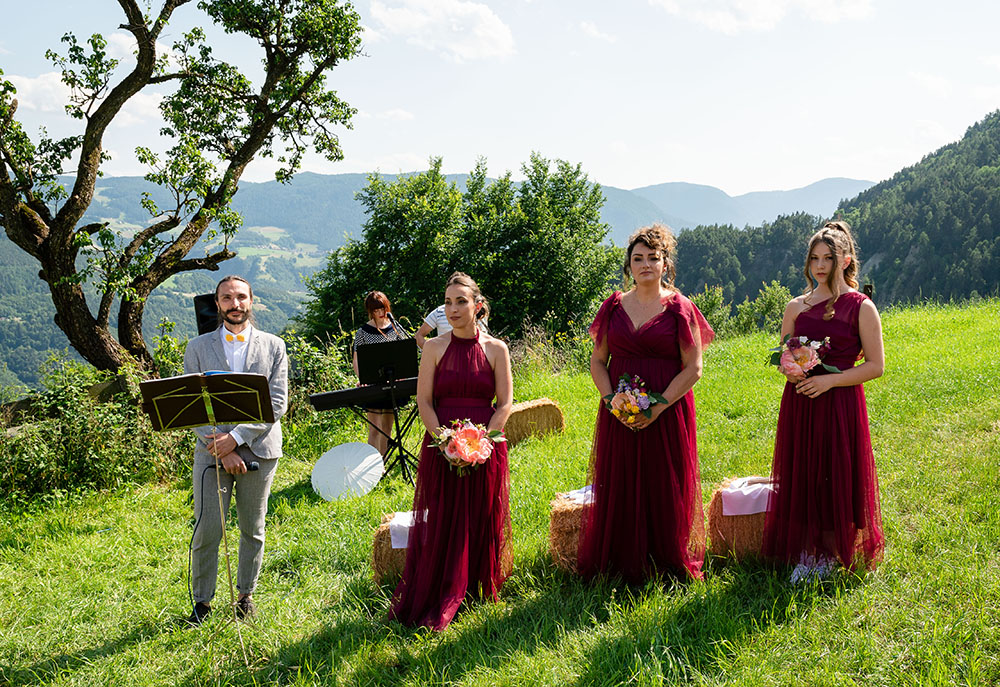 Matrimonio colorato al maso di montagna a Renon