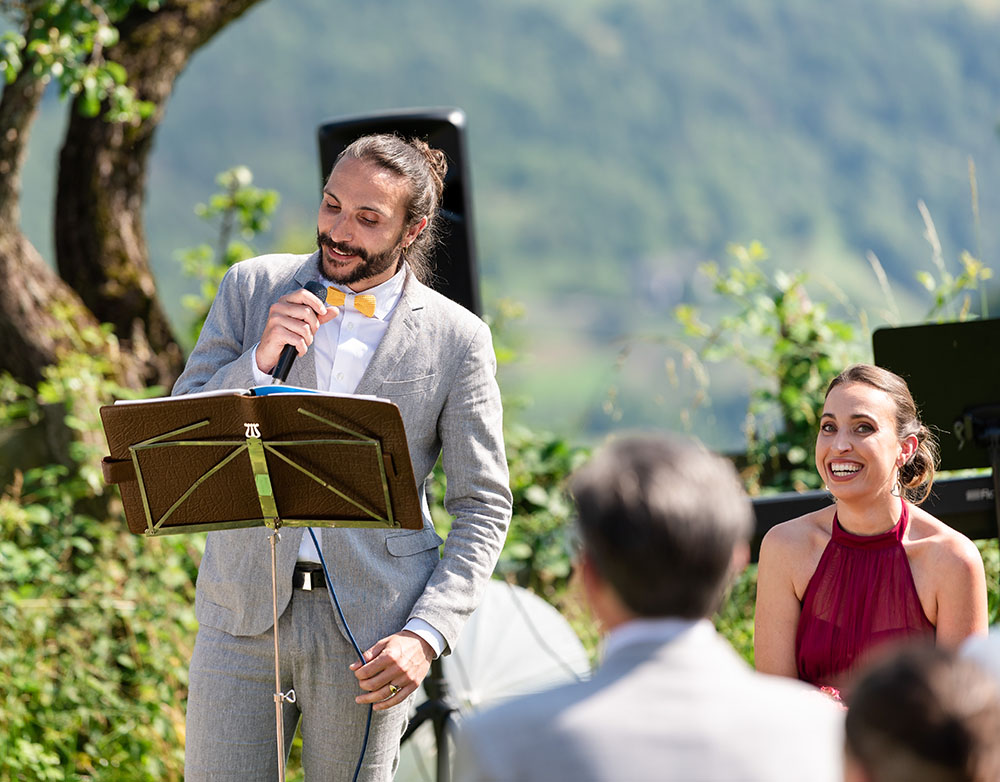 Matrimonio colorato al maso di montagna a Renon