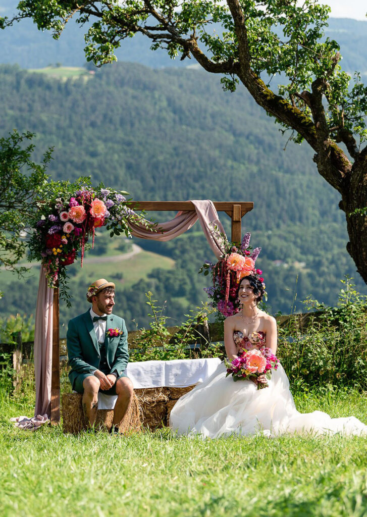 Matrimonio colorato al maso di montagna a Renon