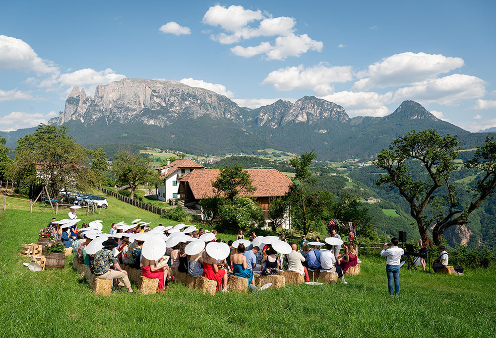 Matrimonio colorato al maso di montagna a Renon