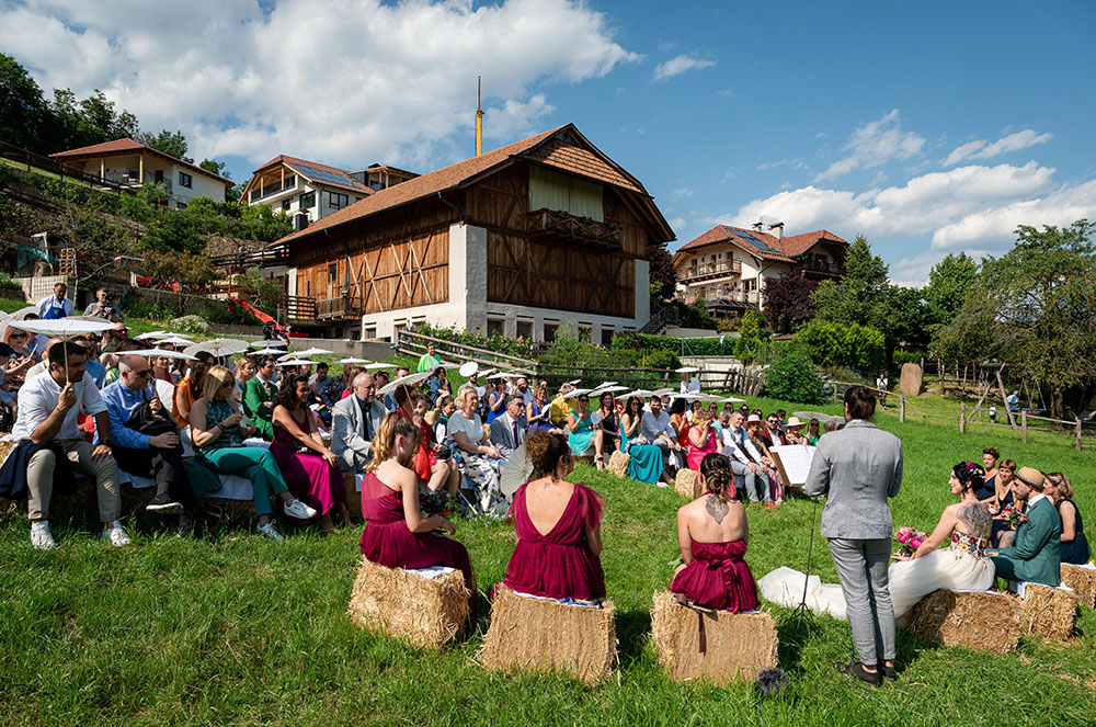 Matrimonio colorato al maso di montagna a Renon