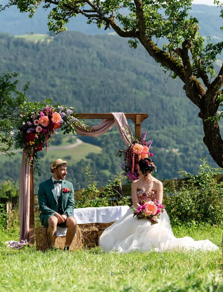 Matrimonio colorato al maso di montagna a Renon