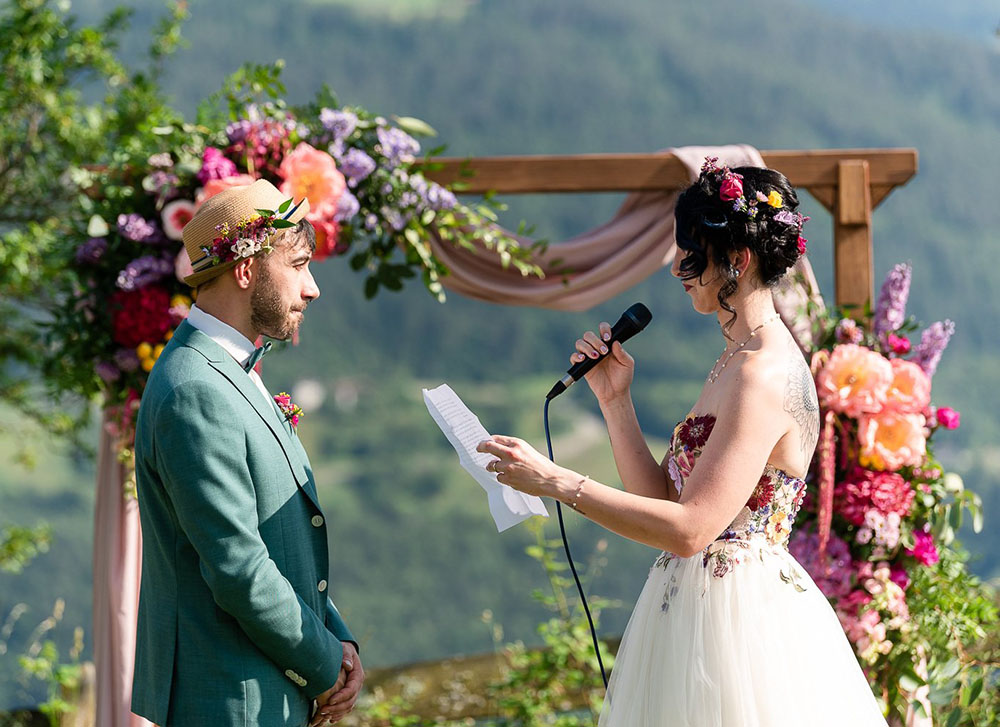 Matrimonio colorato al maso di montagna a Renon