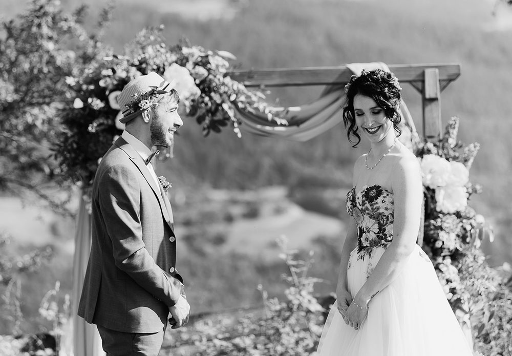 Matrimonio colorato al maso di montagna a Renon