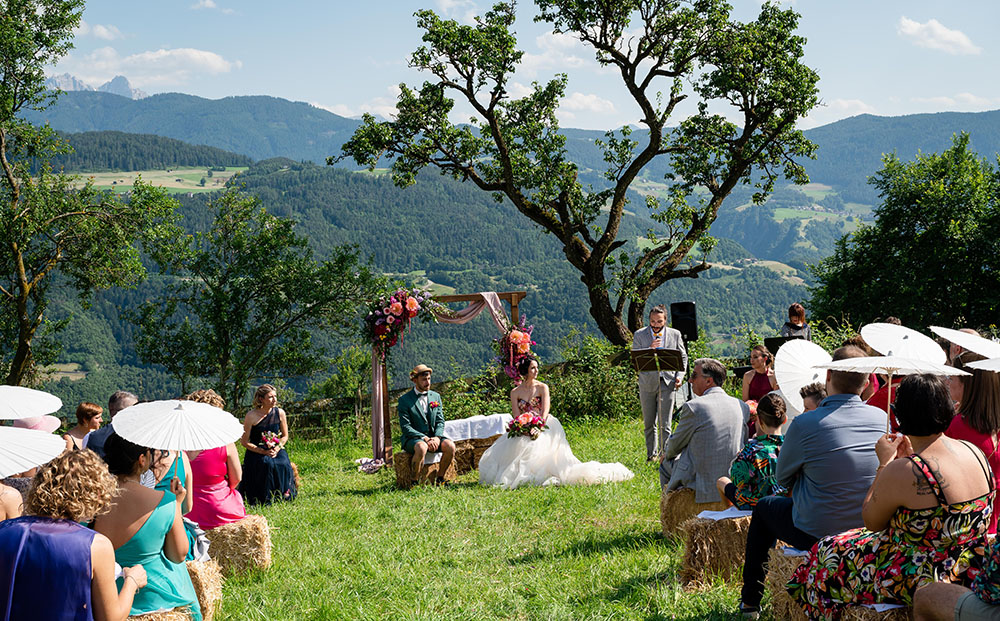 Matrimonio colorato al maso di montagna a Renon