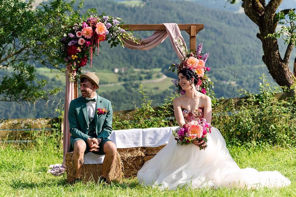 Matrimonio colorato al maso di montagna a Renon