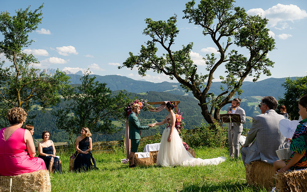 Matrimonio colorato al maso di montagna a  Renon