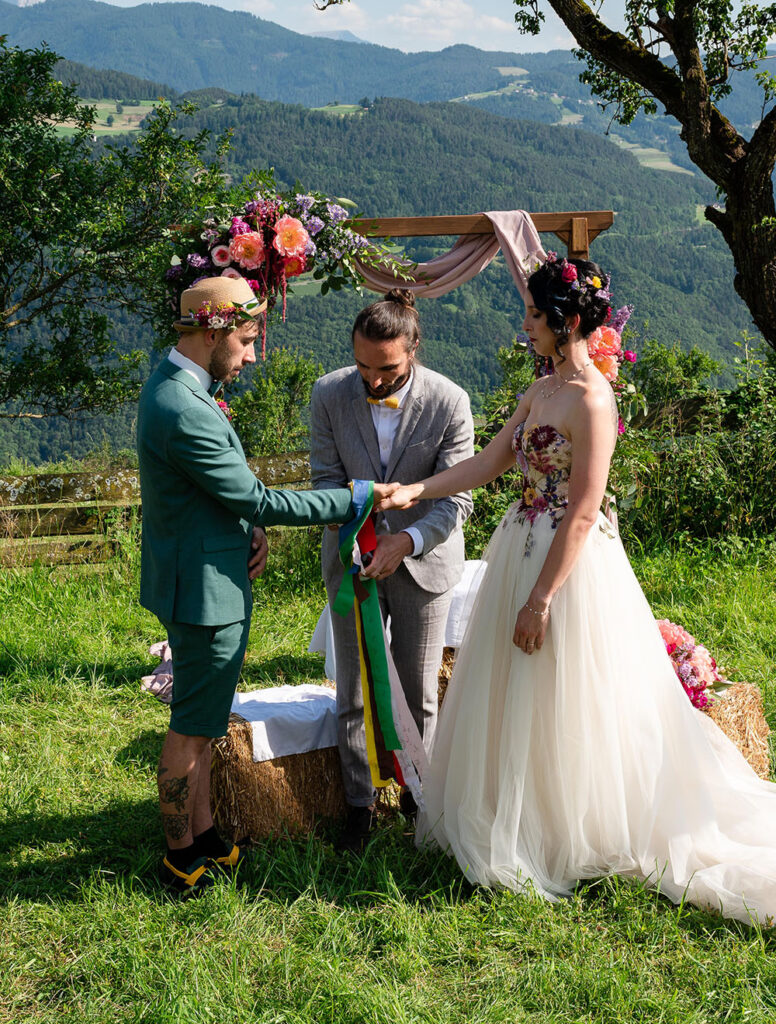 Matrimonio colorato al maso di montagna a Renon