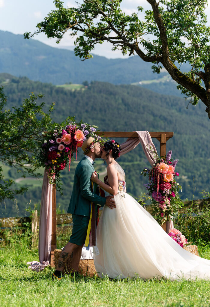 Matrimonio colorato al maso di montagna a  Renon