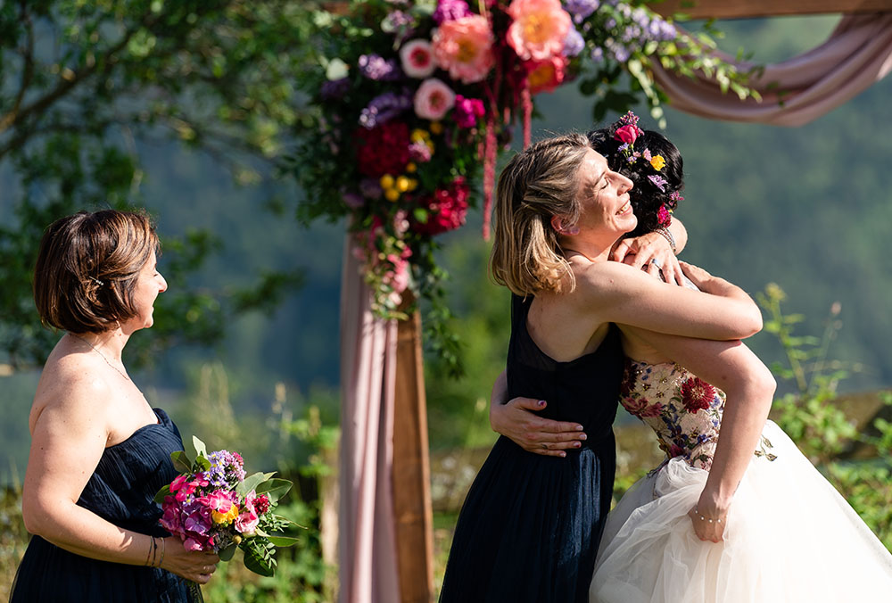 Matrimonio colorato al maso di montagna a Renon