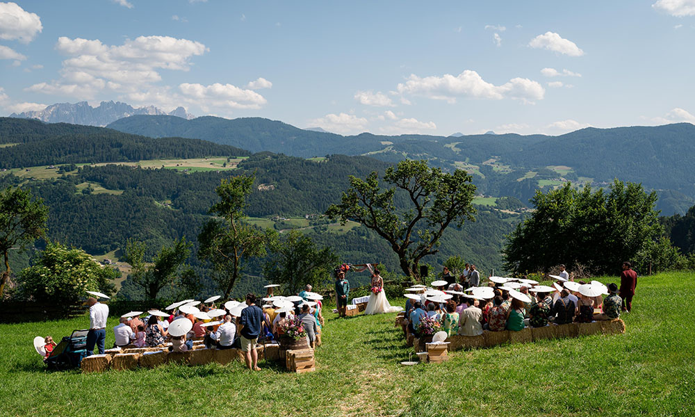 Matrimonio colorato al maso di montagna a Renon