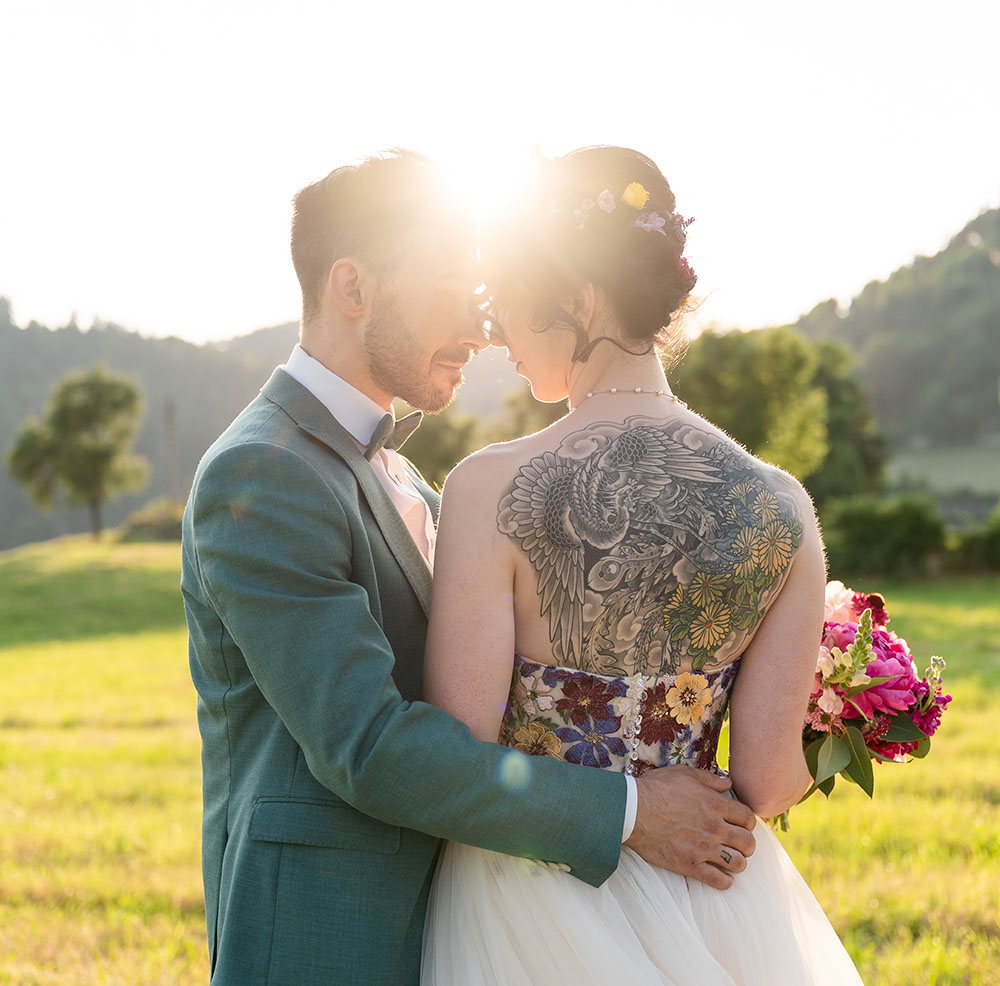 Matrimonio colorato al maso di montagna a Renon