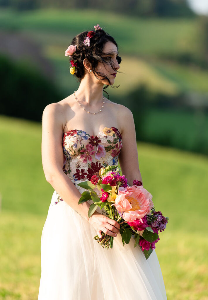 Matrimonio colorato al maso di montagna a Renon