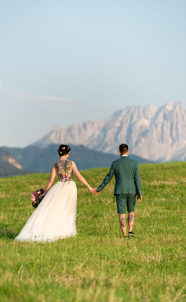 Matrimonio colorato al maso di montagna a Renon