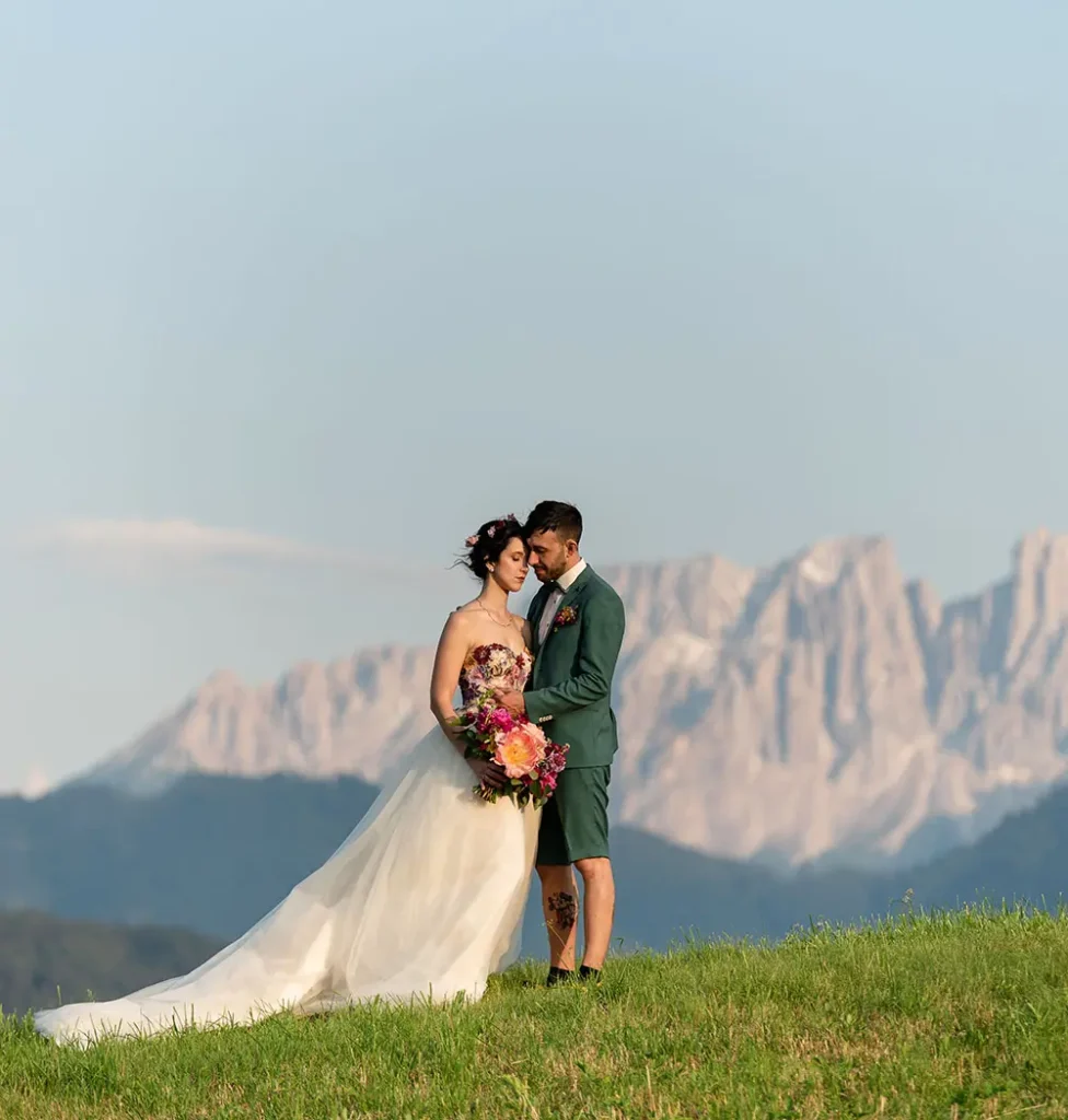 Matrimonio colorato al maso di montagna a Renon