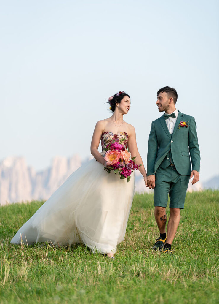 Matrimonio colorato al maso di montagna a Renon