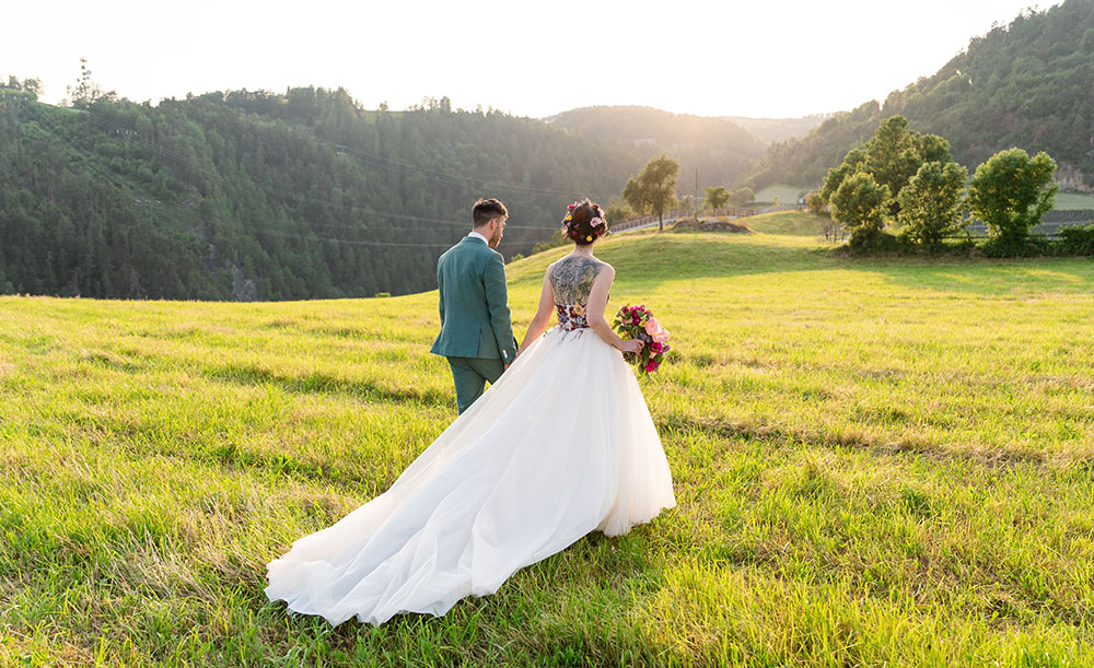 Matrimonio colorato al maso di montagna a Renon