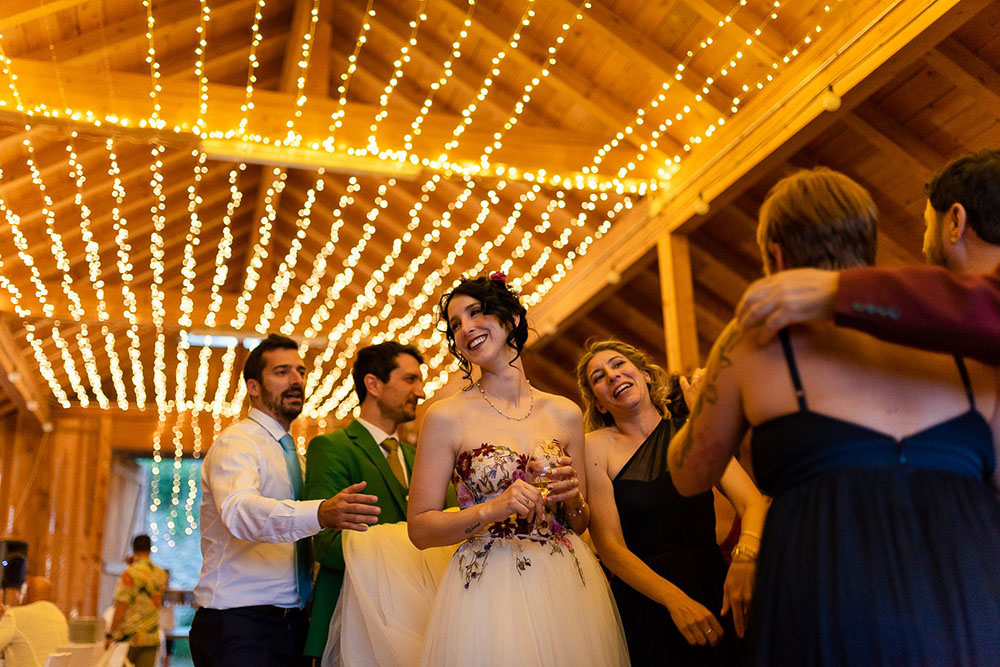 Matrimonio colorato al maso di montagna a Renon