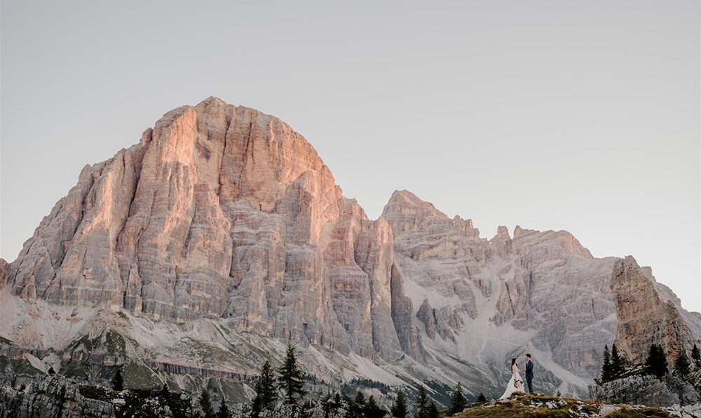 Fura romantica all'alba sulle Dolomiti