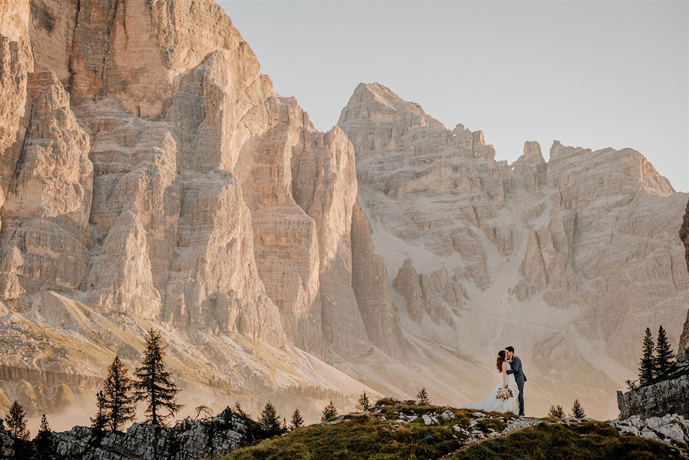 Fura romantica all'alba sulle Dolomiti
