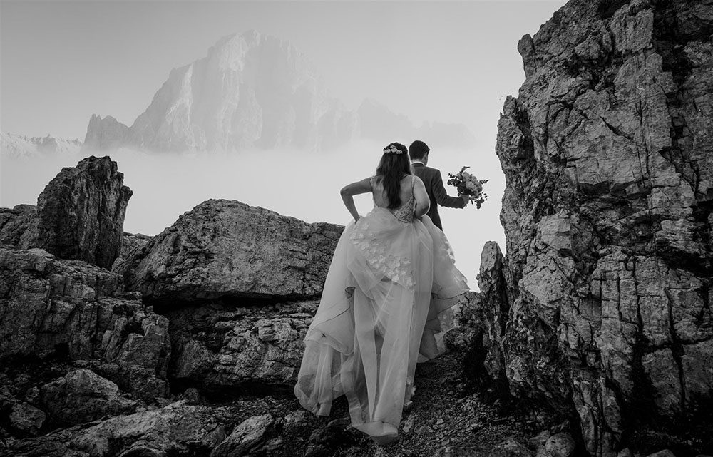 Fura romantica all'alba sulle Dolomiti Cinque Torri