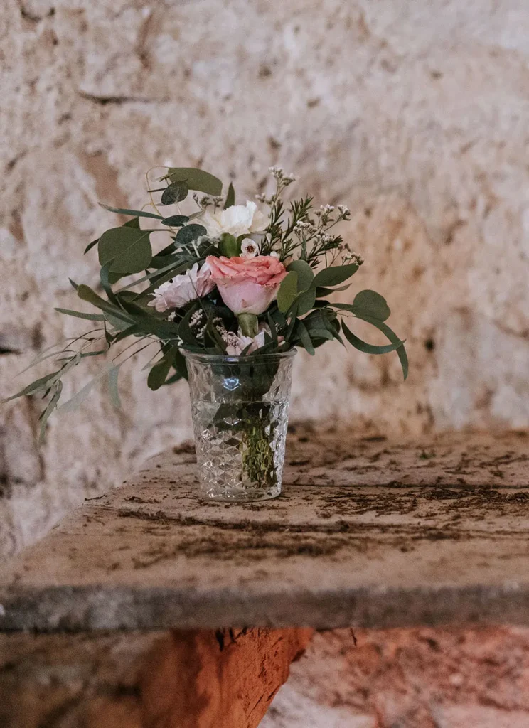 Decorazioni floreali della sala del ricevimento di matrimonio a Castel Belasi in Val di Non