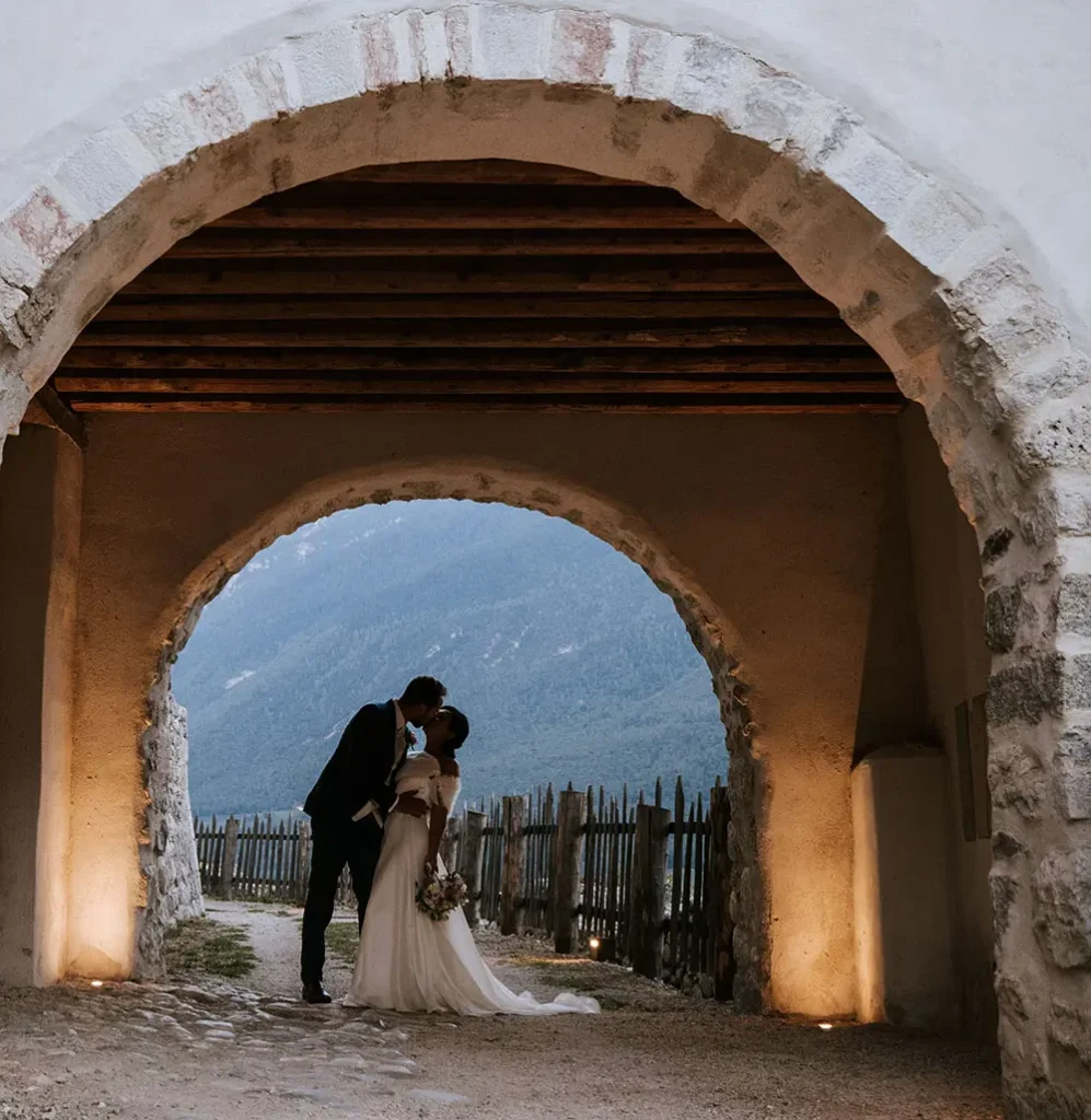 Foto matrimoniale di coppia fra i meleti della Val di Non a Castel Belasi